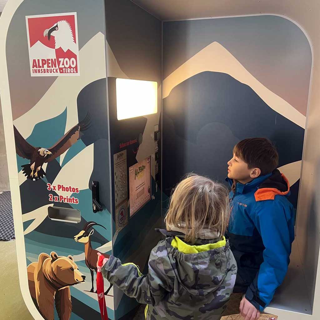 Interaktiver Fotoautomat an der finalen Belohnungsstation im Alpenzoo Innsbruck