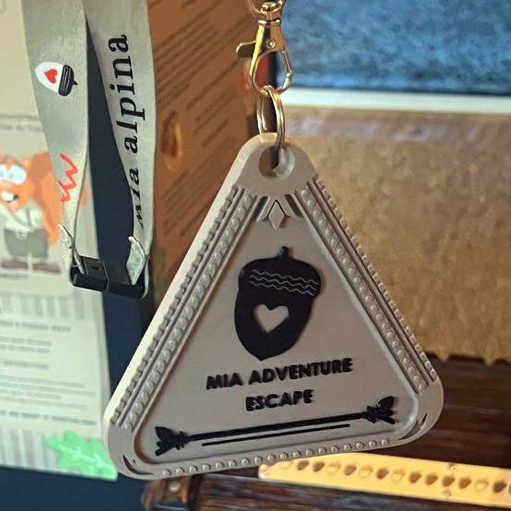 Adventure Quest amulet with integrated mechanisms