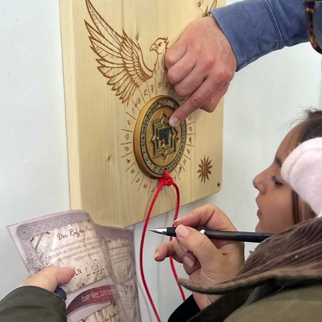 Interactive amulet in the visual style of Schloss Rotenturm